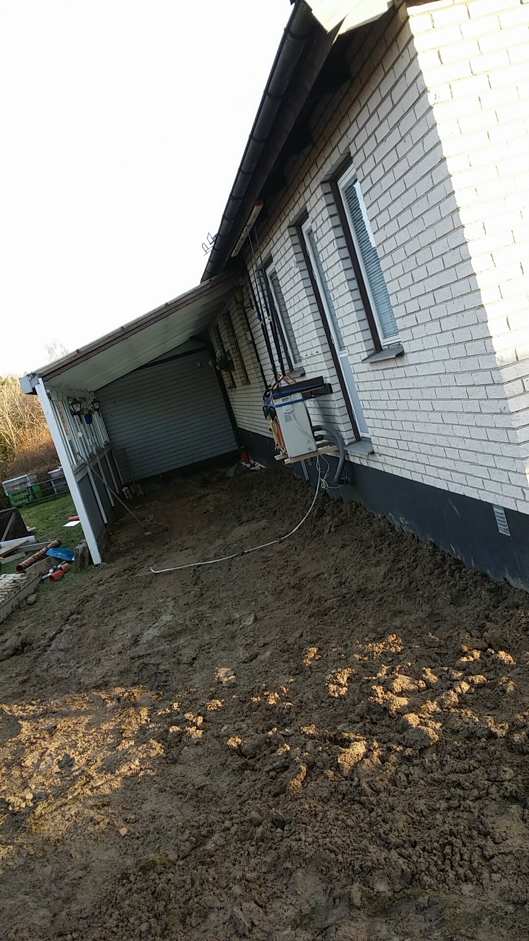 Markarbete vid villa med carport